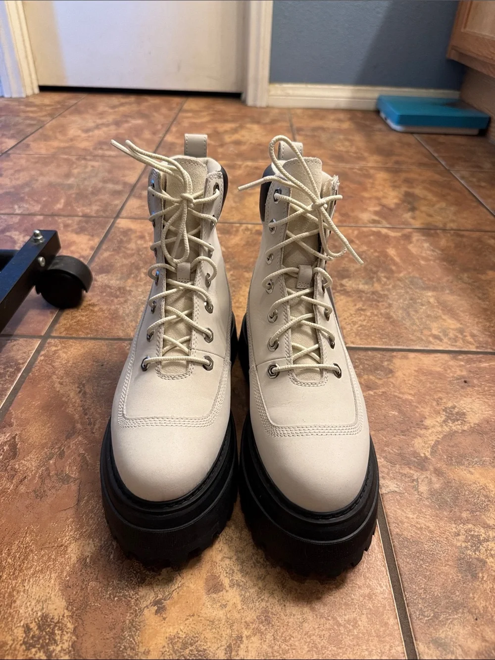 Timberland Cream Lace-Up Platform Combat Boots with Black Lug Sole - Picture 1 of 3